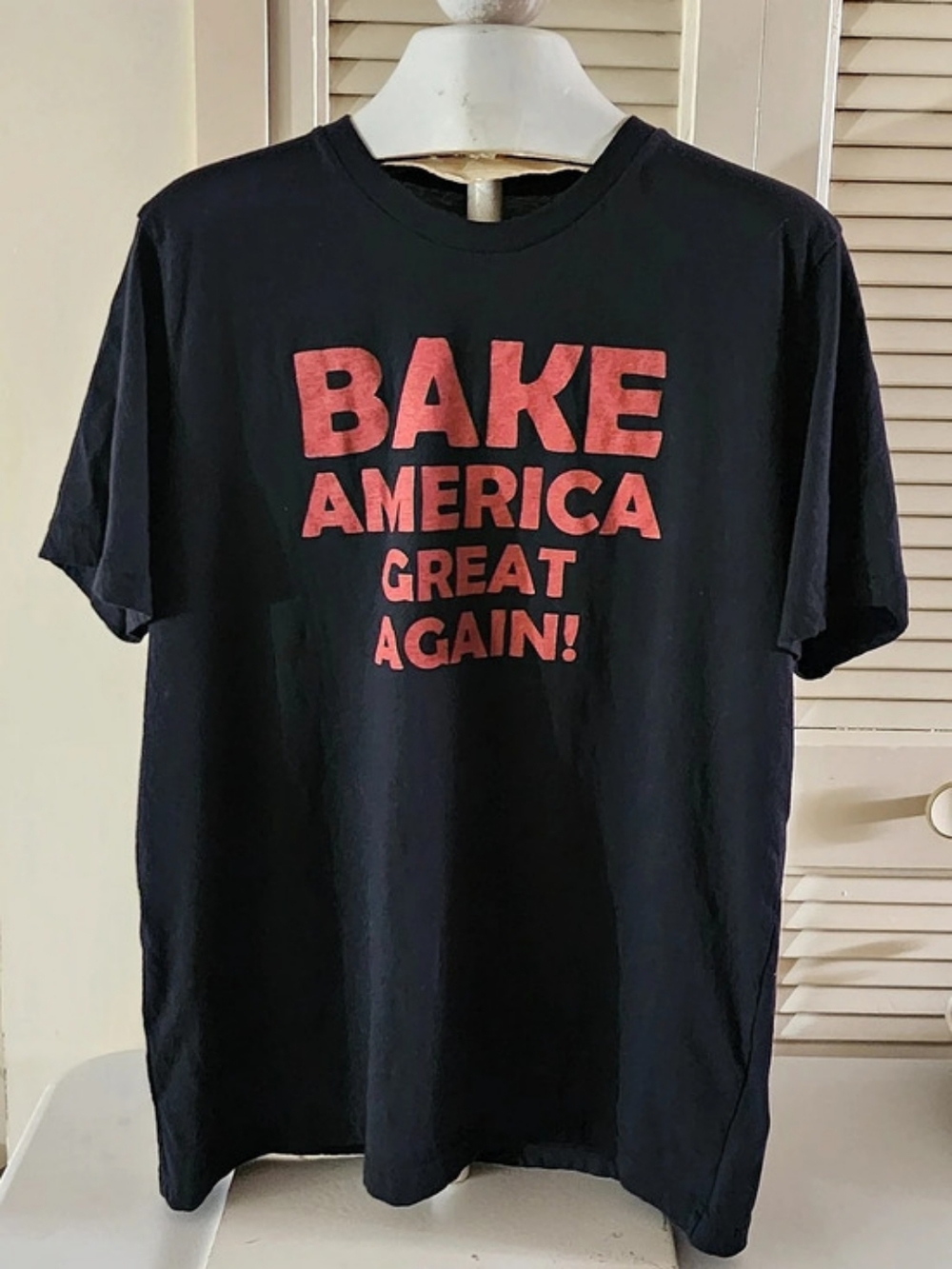 Canvas Graphic Tee in Black & Red Size Large